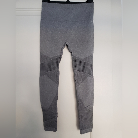 Fabletics Mosaic high waisted 7/8 leggings in grey size XS - Picture 2 of 16